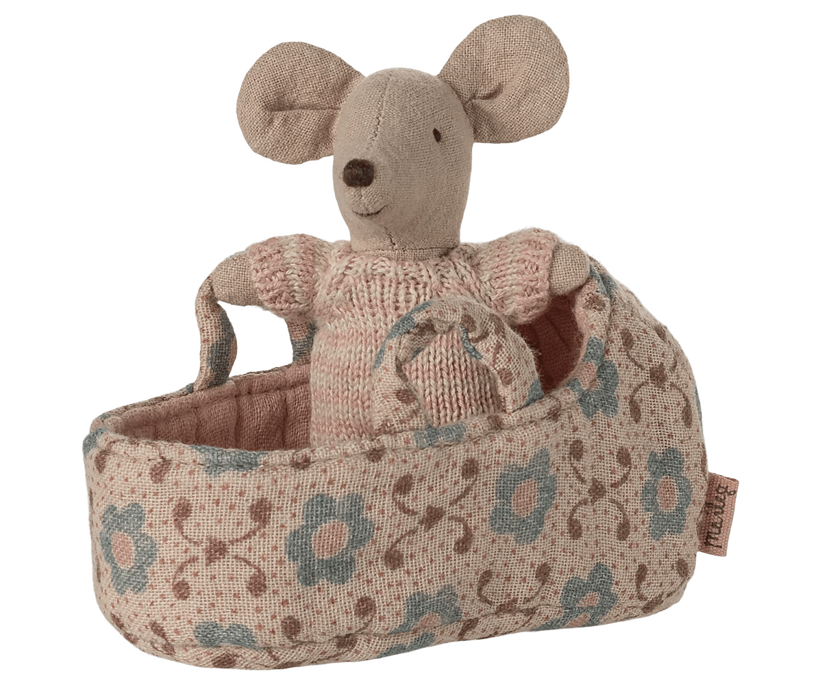 Maileg Baby mouse in carry cot - Rose - Flying Ryno