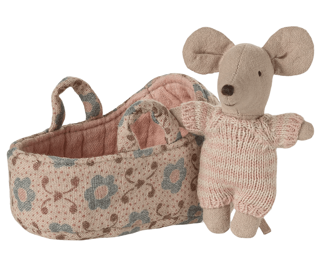 Maileg Baby mouse in carry cot - Rose - Flying Ryno