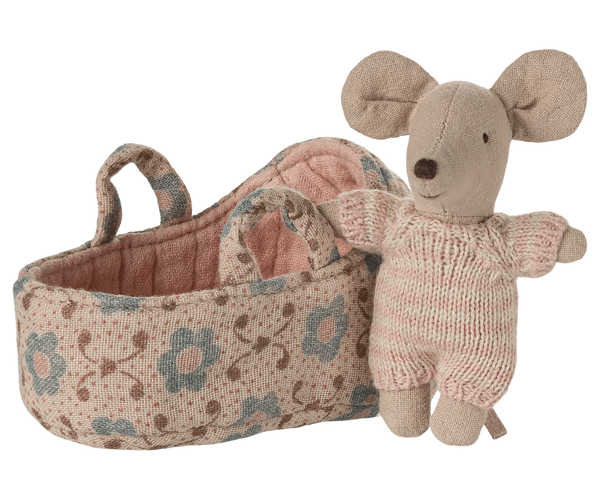 Maileg Baby mouse in carry cot - Rose - Flying Ryno