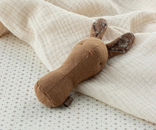 Maileg Lullaby friends, Bunny rattle - Chocolate - Flying Ryno