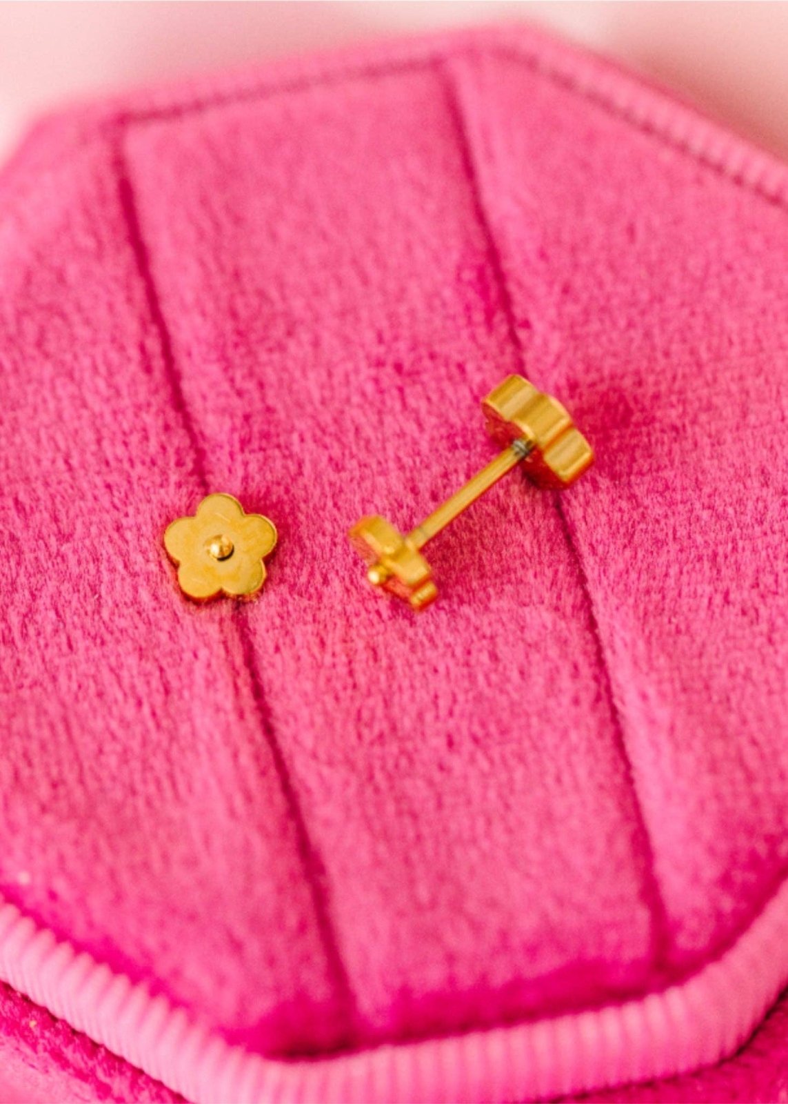 Pierced Co Tiny Classic Flower Earrings - Flying Ryno
