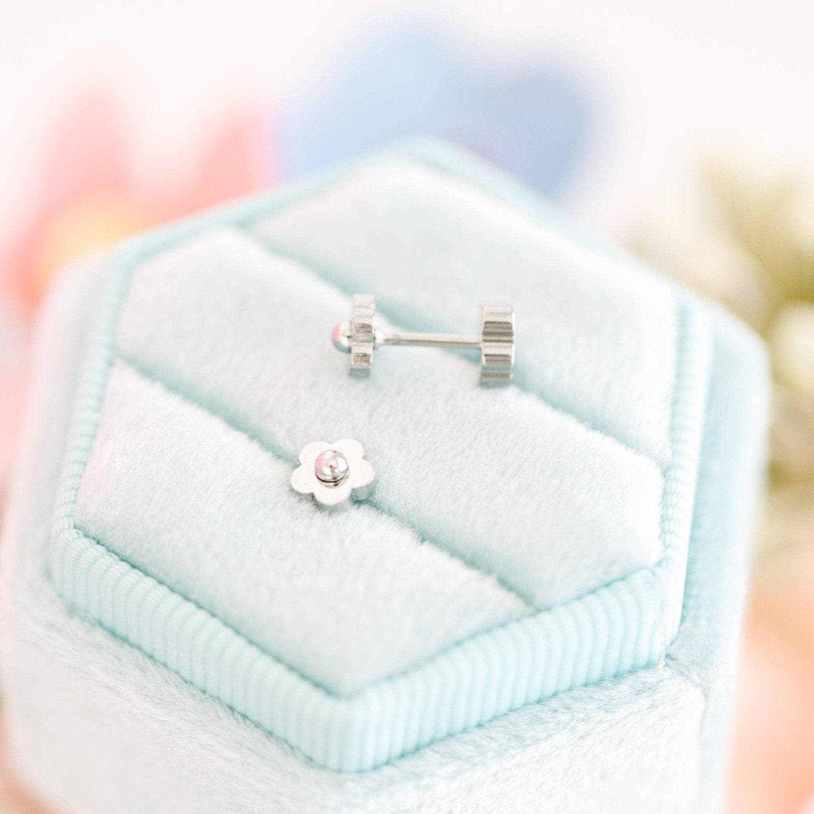 Pierced Co Tiny Silver Classic Flower Earrings - Flying Ryno