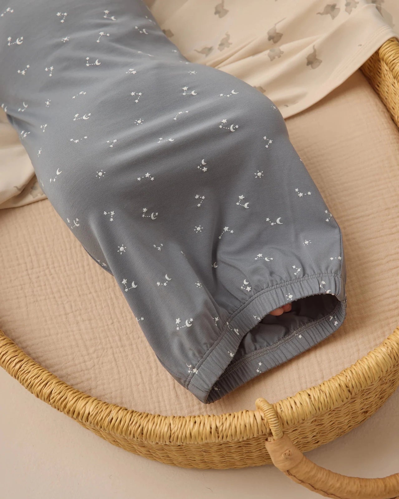 Quincy Mae Bamboo Baby Gown and Hat Set, Starlight - Flying Ryno