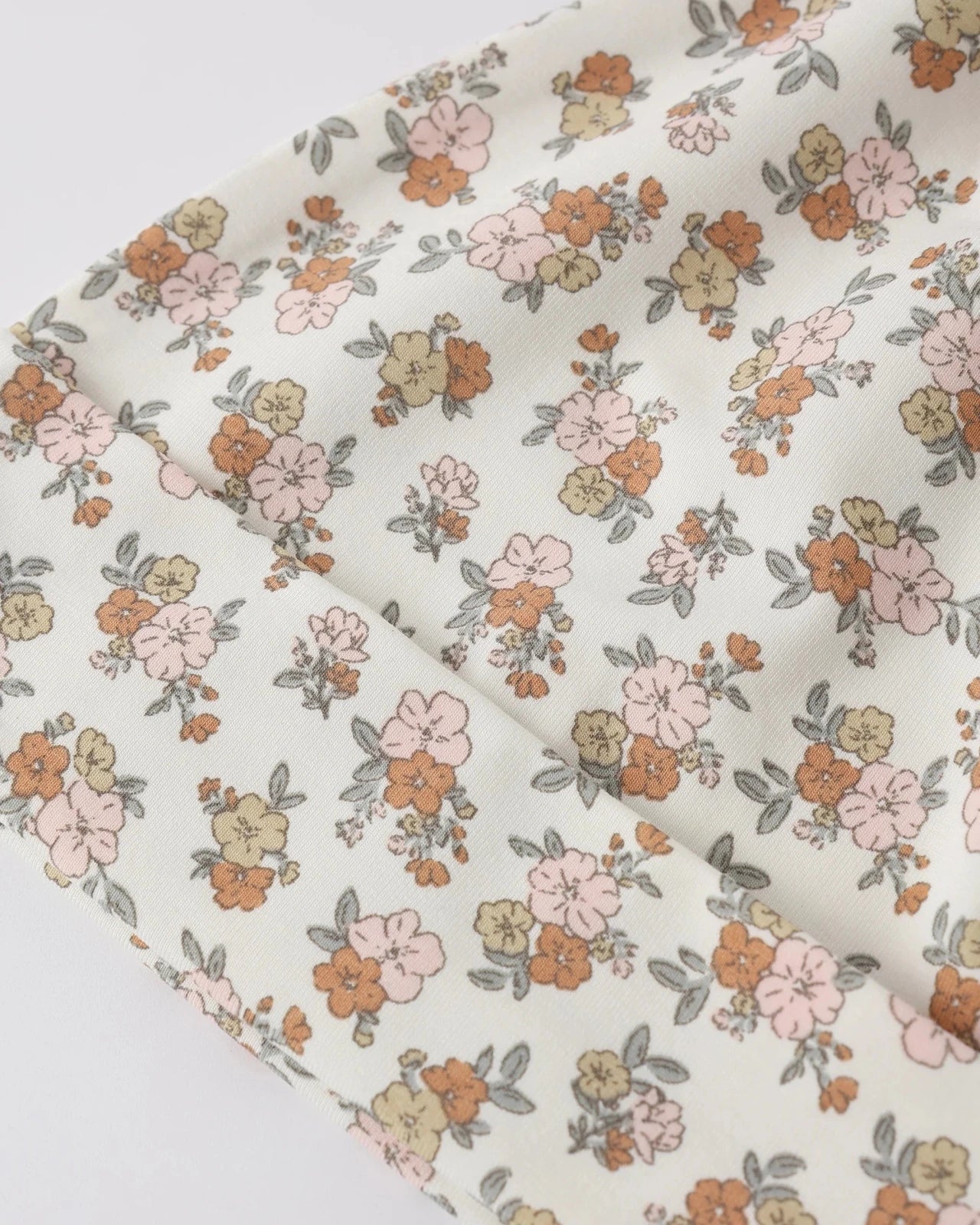 Quincy Mae Bamboo Baby Gown and Hat Set, Wildflower - Flying Ryno