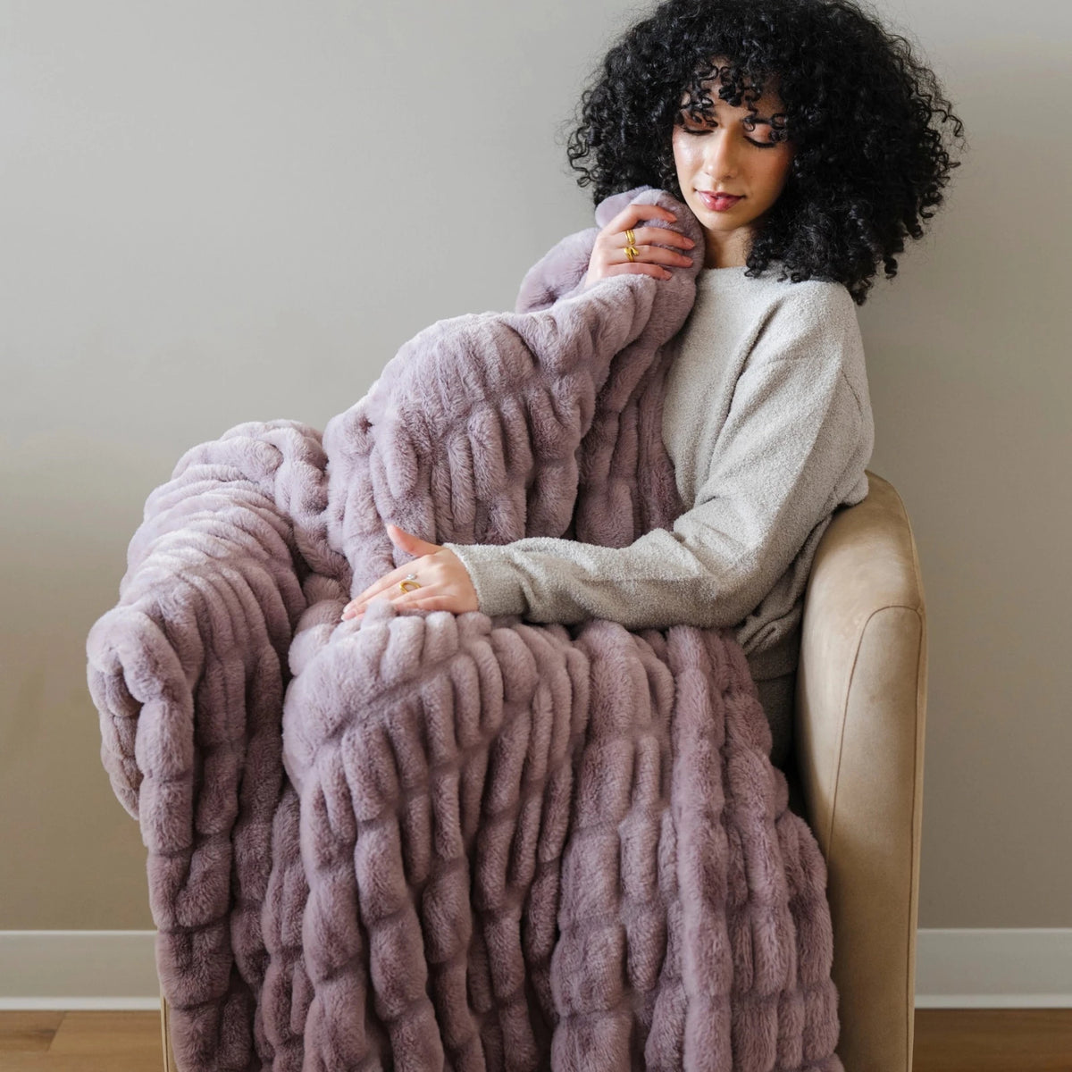 Saranoni Double Ruched Faux Fur Throw Blanket, Woodrose - Flying Ryno