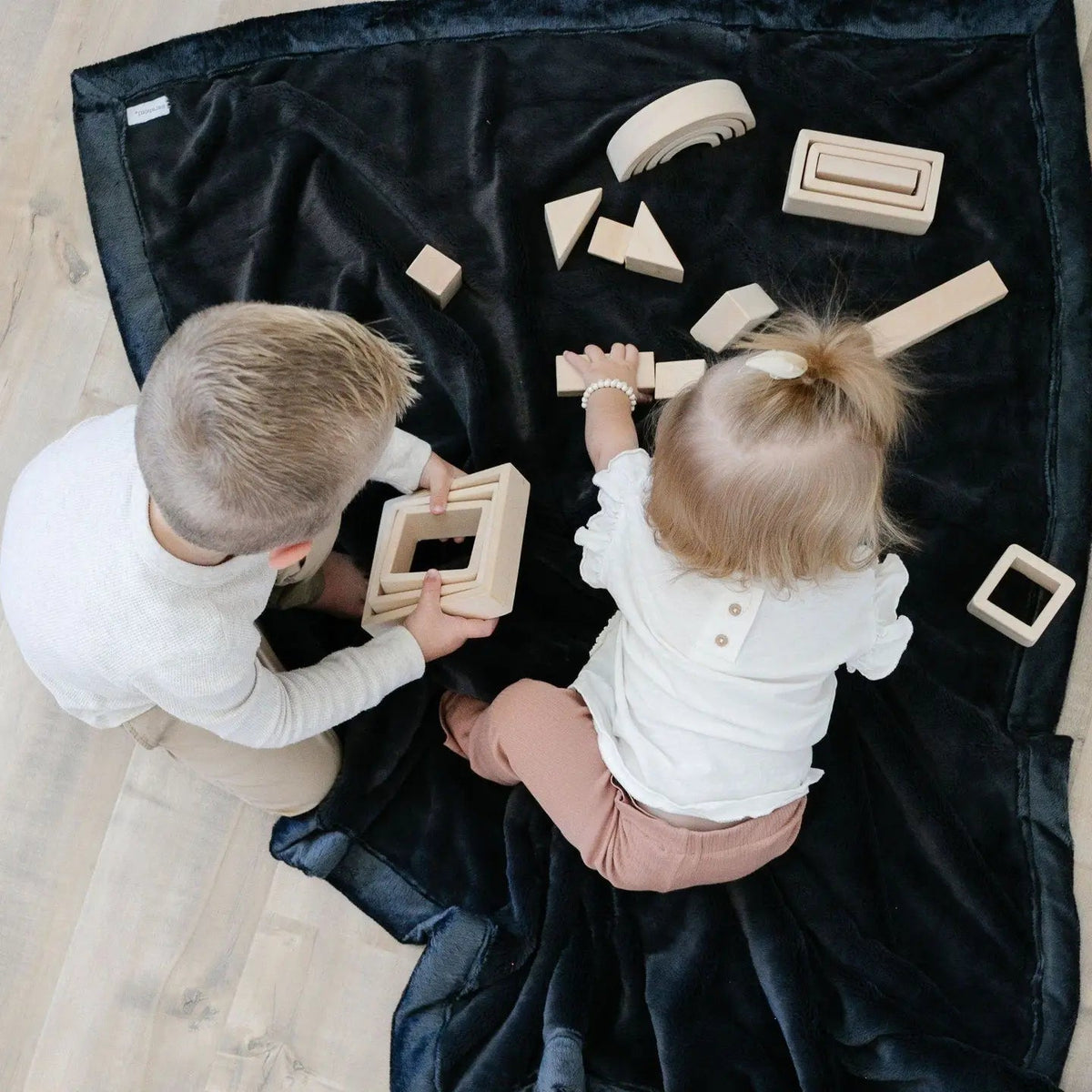 Saranoni Lush Toddler Blanket, Charcoal - Flying Ryno